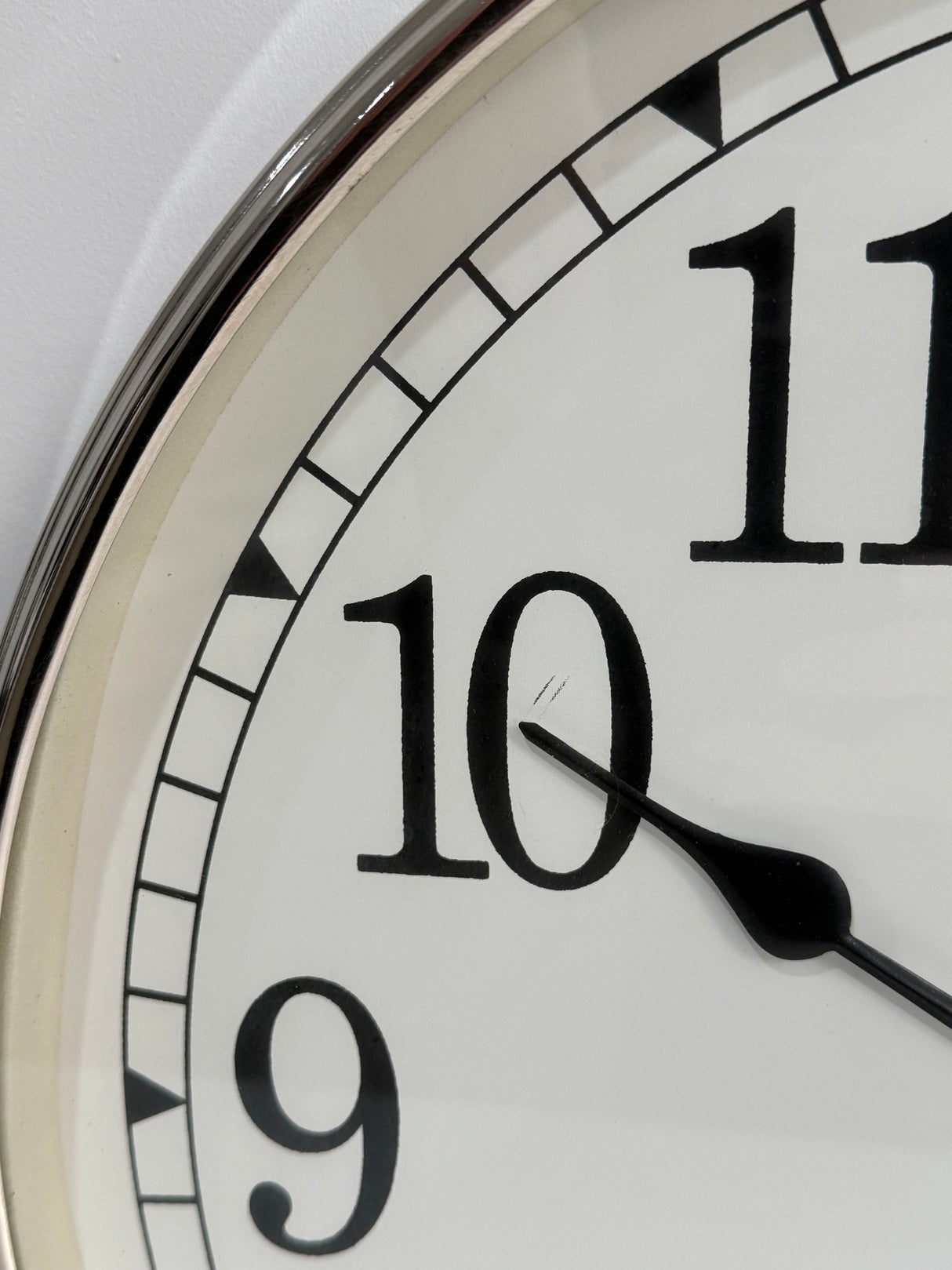 Luxury Wall Clock With White Face In Small - SECONDS